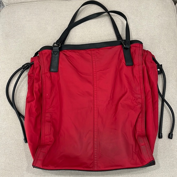AUTHENTIC BURBERRY $575 BUCKLEIGH RED LARGE NYLON OVERNIGHT PURSE TOTE BAG - Picture 3 of 9